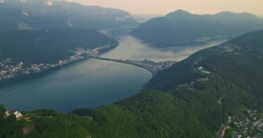 Lugano şehrinin havadan görünüşü ve San Salvatore dağından Lugano Gölü. İsviçre, Canton Ticino 'daki Lugano şehrine bakan Monte Bre' nin hava görüntüleri..