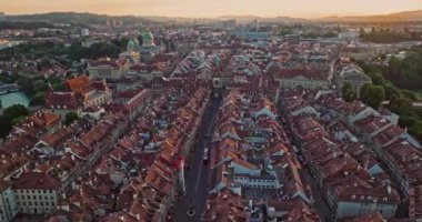 İsviçre 'nin başkenti Bern üzerindeki hava manzarası yukarıdan tarihi bir bölgedir. Bern eski kasabası. Şehir merkezindeki tarihi binalar. Gökyüzü altın günbatımını geniş kuruyor..