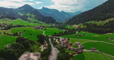 İsviçre geleneksel evleri olan yeşil Alp Vadisi. İsviçre 'nin merkezindeki otantik köy yukarıdan. Yazın güneşli bir günde, cennet gibi İsviçre köyünün havadan çekilmiş görüntüleri..