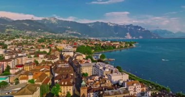 Vevey, İsviçre 'nin batısında Vaud kantonunda bir şehirdir. İsviçre Rivierası 'nın ana merkezlerinden biri. Vevey, Cenevre Gölü kıyısında yer almaktadır..