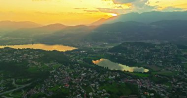 Lugano şehrinin havadan görünüşü ve San Salvatore dağından Lugano Gölü. İsviçre, Canton Ticino 'daki Lugano şehrine bakan Monte Bre' nin hava görüntüleri..