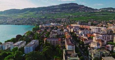 Vevey, İsviçre 'nin batısında Vaud kantonunda bir şehirdir. İsviçre Rivierası 'nın ana merkezlerinden biri. Vevey, Cenevre Gölü kıyısında yer almaktadır..