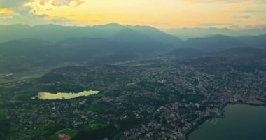Lugano şehrinin havadan görünüşü ve San Salvatore dağından Lugano Gölü. İsviçre, Canton Ticino 'daki Lugano şehrine bakan Monte Bre' nin hava görüntüleri..