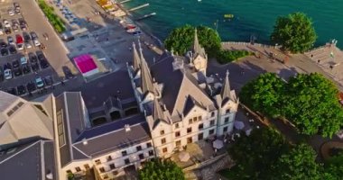 Vevey, İsviçre 'nin batısında Vaud kantonunda bir şehirdir. İsviçre Rivierası 'nın ana merkezlerinden biri. Vevey, Cenevre Gölü kıyısında yer almaktadır..