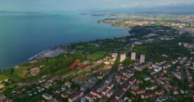 Lozan, İsviçre 'nin Cenevre Gölü kıyısındaki Vaud kantonunda yer alan modern bir şehirdir. İnsansız hava aracı, İsviçre 'nin şehir merkezinden hava yoluyla uçuyor..