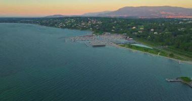 Geneva 'nın Geneva Gölü kıyılarında büyük bir marinası ve gezgin turistler için birçok plajı var..
