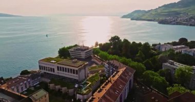 Vevey, İsviçre 'nin batısında Vaud kantonunda bir şehirdir. İsviçre Rivierası 'nın ana merkezlerinden biri. Vevey, Cenevre Gölü kıyısında yer almaktadır..