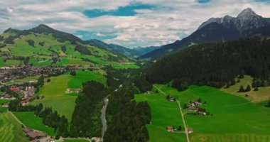 İsviçre geleneksel evleri olan yeşil Alp Vadisi. İsviçre 'nin merkezindeki otantik köy yukarıdan. Yazın güneşli bir günde, cennet gibi İsviçre köyünün havadan çekilmiş görüntüleri..