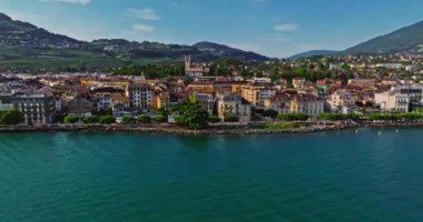 Vevey, İsviçre 'nin batısında Vaud kantonunda bir şehirdir. İsviçre Rivierası 'nın ana merkezlerinden biri. Vevey, Cenevre Gölü kıyısında yer almaktadır..