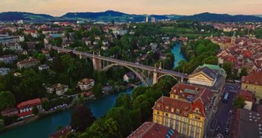 Aare nehri boyunca uzanan tarihi köprüyle Berne 'deki ünlü eski Distric' in havadan görüntüsü. Bern şehri, İsviçre 'nin başkenti. Renkli alacakaranlık romantik gökyüzü..