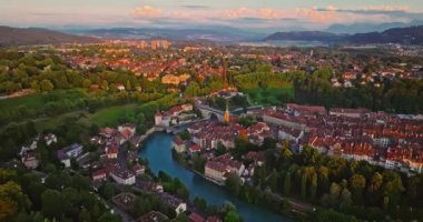 Aare nehri boyunca uzanan tarihi köprüyle Berne 'deki ünlü eski Distric' in havadan görüntüsü. Bern şehri, İsviçre 'nin başkenti. Renkli alacakaranlık romantik gökyüzü..