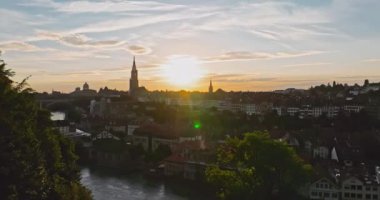 Aare nehri boyunca uzanan tarihi köprüyle Berne 'deki ünlü eski Distric' in havadan görüntüsü. Bern şehri, İsviçre 'nin başkenti. Renkli alacakaranlık romantik gökyüzü..