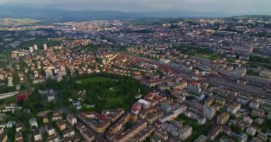 Lozan, İsviçre 'nin Cenevre Gölü kıyısındaki Vaud kantonunda yer alan modern bir şehirdir. İnsansız hava aracı, İsviçre 'nin şehir merkezinden hava yoluyla uçuyor..