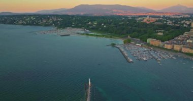 Geneva 'nın Geneva Gölü kıyılarında büyük bir marinası ve gezgin turistler için birçok plajı var..
