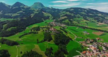 Yazın ortaçağ İsviçre kalesinin havadan görünüşü. İsviçre dağlarındaki yeşil bir vadide bir dron uçuyor. İsviçre 'deki ünlü Gruyere şatosu Schloss Greyerz olarak da bilinir..