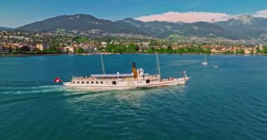 Vevey, İsviçre 'nin batısında Vaud kantonunda bir şehirdir. İsviçre Rivierası 'nın ana merkezlerinden biri. Vevey, Cenevre Gölü kıyısında yer almaktadır..