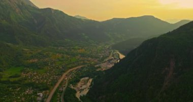 Chamonix 'in Drone Shot' u. Chamonix-Mont-Blanc, Fransa 'nın İsviçre ve İtalya sınırına yakın bir tatil köyüdür. Alplerin en yüksek zirvesi olan Mont Blanc eteklerinde yer almaktadır..