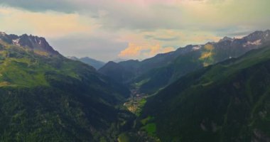 Chamonix 'in Drone Shot' u. Chamonix-Mont-Blanc, Fransa 'nın İsviçre ve İtalya sınırına yakın bir tatil köyüdür. Alplerin en yüksek zirvesi olan Mont Blanc eteklerinde yer almaktadır..