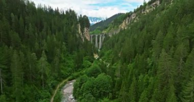 İsviçre geleneksel evleri olan yeşil Alp Vadisi. İsviçre 'nin merkezindeki otantik köy yukarıdan. Yazın güneşli bir günde, cennet gibi İsviçre köyünün havadan çekilmiş görüntüleri..