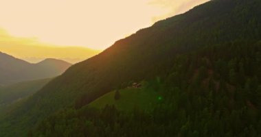 İnsansız hava aracı, arkasında dağlar olan yeşil renkli vadilerin üzerinden uçuyor. Yüksek Dağlar İsviçre 'nin ünlü simgeleridir. İsviçre 'deki Idyllic dağ manzarası, İsviçre kırsal havası.