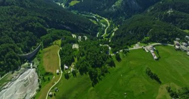 İsviçre geleneksel evleri olan yeşil Alp Vadisi. İsviçre 'nin merkezindeki otantik köy yukarıdan. Yazın güneşli bir günde, cennet gibi İsviçre köyünün havadan çekilmiş görüntüleri..
