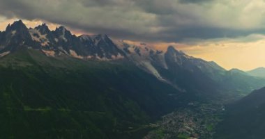 Chamonix 'in Drone Shot' u. Chamonix-Mont-Blanc, Fransa 'nın İsviçre ve İtalya sınırına yakın bir tatil köyüdür. Alplerin en yüksek zirvesi olan Mont Blanc eteklerinde yer almaktadır..