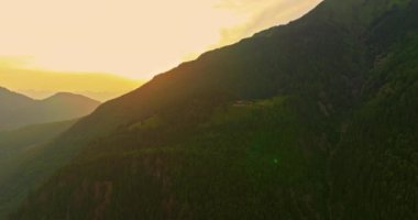 Chamonix 'in Drone Shot' u. Chamonix-Mont-Blanc, Fransa 'nın İsviçre ve İtalya sınırına yakın bir tatil köyüdür. Alplerin en yüksek zirvesi olan Mont Blanc eteklerinde yer almaktadır..