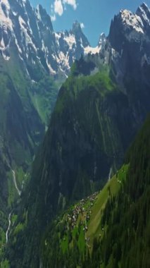 İsviçre geleneksel evleri olan yeşil Alp Vadisi. İsviçre 'nin merkezindeki otantik köy yukarıdan. Yazın güneşli bir günde, cennet gibi İsviçre köyünün havadan çekilmiş görüntüleri..