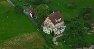 Lucerne 'in hava manzarası. Arka planda İsviçre Alpleri. Yazın güneşli bir günde İsviçre 'nin Lucerne kentindeki hava manzarası. Lucerne şehri İsviçre ve Lucerne Gölü.