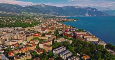 Vevey 'in havadan görünüşü Cenevre Gölü kıyılarında yer almaktadır..