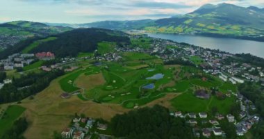 Lucerne 'in hava manzarası. Arka planda İsviçre Alpleri. Yazın güneşli bir günde İsviçre 'nin Lucerne kentindeki hava manzarası. Lucerne şehri İsviçre ve Lucerne Gölü.