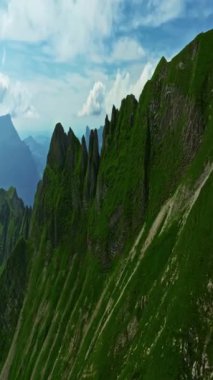 İnsansız hava aracı, arkasında dağlar olan yeşil renkli vadilerin üzerinden uçuyor. Yüksek Dağlar İsviçre 'nin ünlü simgeleridir. İsviçre 'deki Idyllic dağ manzarası, İsviçre kırsal havası.