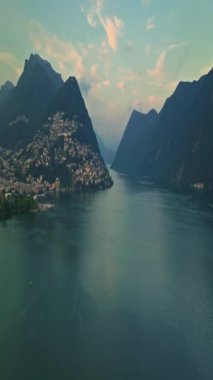 Lugano şehrinin havadan görünüşü ve San Salvatore dağından Lugano Gölü. İsviçre, Canton Ticino 'daki Lugano şehrine bakan Monte Bre' nin hava görüntüleri..