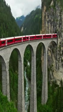 Hava manzaralı Landwasser Viaduct World ve Bernina yaz manzaralı. İsviçre 'de demiryolu manzaralı rota.