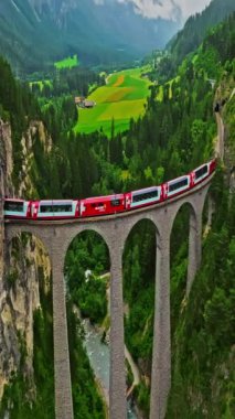 Hava manzaralı Landwasser Viaduct World ve Bernina yaz manzaralı. İsviçre 'de demiryolu manzaralı rota.