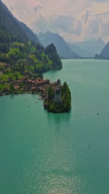 Seeburg 'un havadan görünüşü göldeki bir kale. İsviçre 'deki Brienz Gölü üzerindeki Iseltwald' ın havadan görünüşü, İsviçre doğasının sakin manzarası, İsviçre konseptinde turizm. İsviçre, İzlanda.