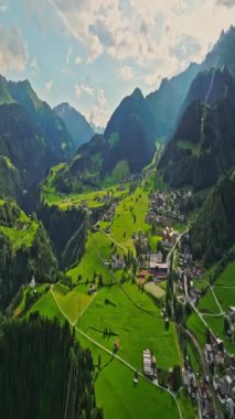 İsviçre 'nin güzel doğası ve köyünün havadan görünüşü. İsviçre 'deki Idyllic dağ manzarası, İsviçre' nin havadan kırsal manzarası, İsviçre Alplerindeki Disentis alp köyü..