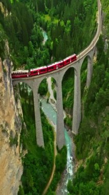 Hava manzaralı Landwasser Viaduct World ve Bernina yaz manzaralı. İsviçre 'de demiryolu manzaralı rota.