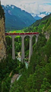 Hava manzaralı Landwasser Viaduct World ve Bernina yaz manzaralı. İsviçre 'de demiryolu manzaralı rota.