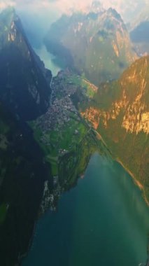 İsviçre 'de İsviçre hidroelektrik barajındaki turkuaz göl suları ve arka planda kayalıklar. Dağlardaki yapay bir gölde taze su kaynağı..
