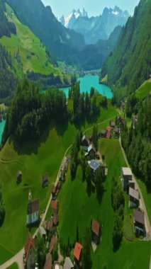 Yazın güzel İsviçre dağlarının havadan görünüşü. Lucerne yakınlarındaki yeşil çayırların insansız hava aracı görüntüsü. İsviçre Alpleri 'ndeki sıradağların çekimleri.