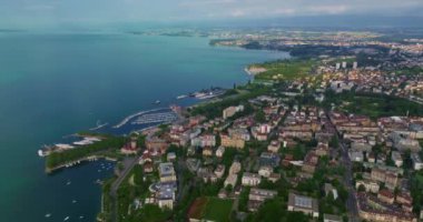 İsviçre 'de İsviçre hidroelektrik barajındaki turkuaz göl suları ve arka planda kayalıklar. Dağlardaki yapay bir gölde taze su kaynağı..