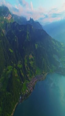 İsviçre 'de İsviçre hidroelektrik barajındaki turkuaz göl suları ve arka planda kayalıklar. Dağlardaki yapay bir gölde taze su kaynağı..