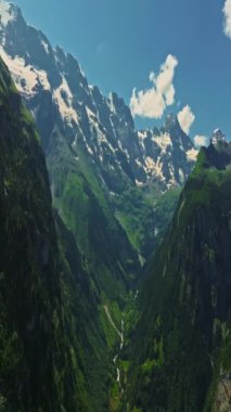 Yazın güzel İsviçre dağlarının havadan görünüşü. Lucerne yakınlarındaki yeşil çayırların insansız hava aracı görüntüsü. İsviçre Alpleri 'ndeki sıradağların çekimleri.