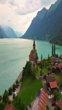 İsviçre 'de İsviçre hidroelektrik barajındaki turkuaz göl suları ve arka planda kayalıklar. Dağlardaki yapay bir gölde taze su kaynağı..