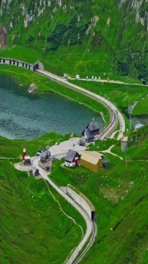 İsviçre 'de İsviçre hidroelektrik barajındaki turkuaz göl suları ve arka planda kayalıklar. Dağlardaki yapay bir gölde taze su kaynağı..