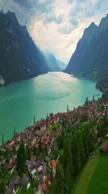 İsviçre 'de İsviçre hidroelektrik barajındaki turkuaz göl suları ve arka planda kayalıklar. Dağlardaki yapay bir gölde taze su kaynağı..