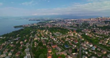 İsviçre 'de İsviçre hidroelektrik barajındaki turkuaz göl suları ve arka planda kayalıklar. Dağlardaki yapay bir gölde taze su kaynağı..
