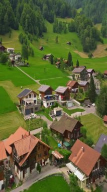 Yazın güzel İsviçre dağlarının havadan görünüşü. Lucerne yakınlarındaki yeşil çayırların insansız hava aracı görüntüsü. İsviçre Alpleri 'ndeki sıradağların çekimleri.