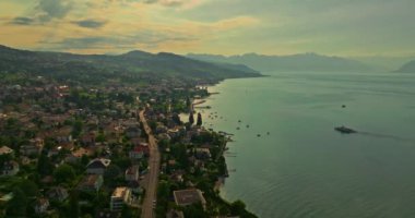 İsviçre 'de İsviçre hidroelektrik barajındaki turkuaz göl suları ve arka planda kayalıklar. Dağlardaki yapay bir gölde taze su kaynağı..